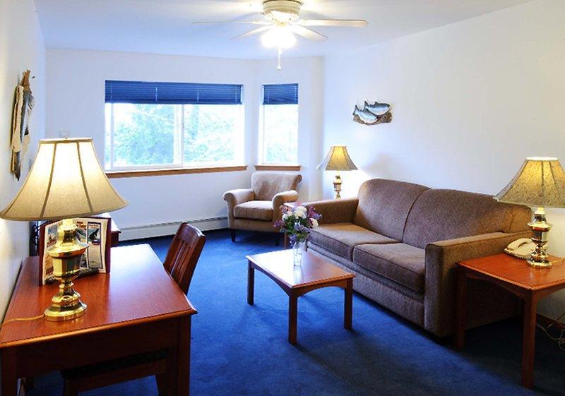 Frontier Suites Hotel In 주노 외부 사진