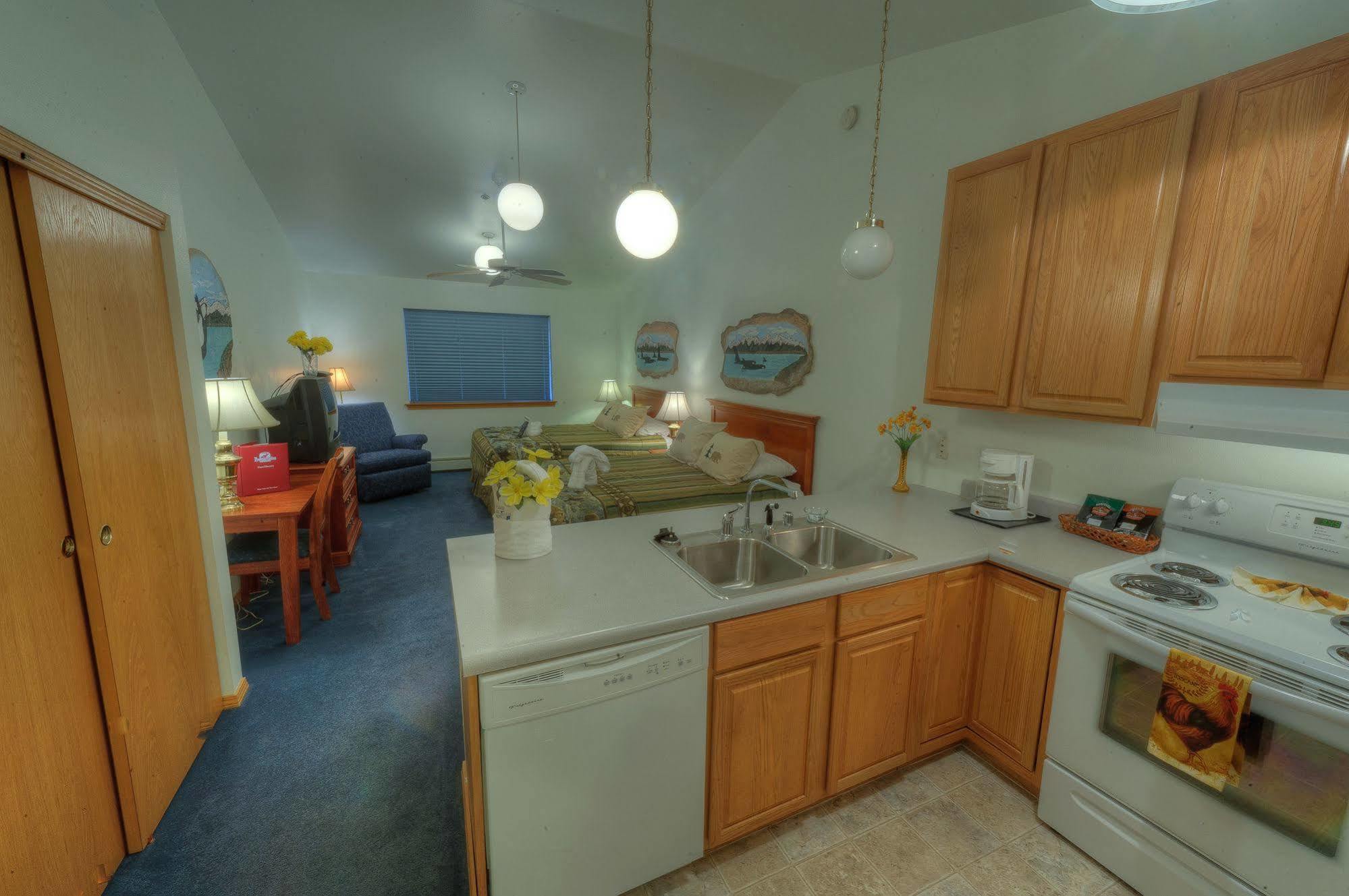 Frontier Suites Hotel In 주노 외부 사진